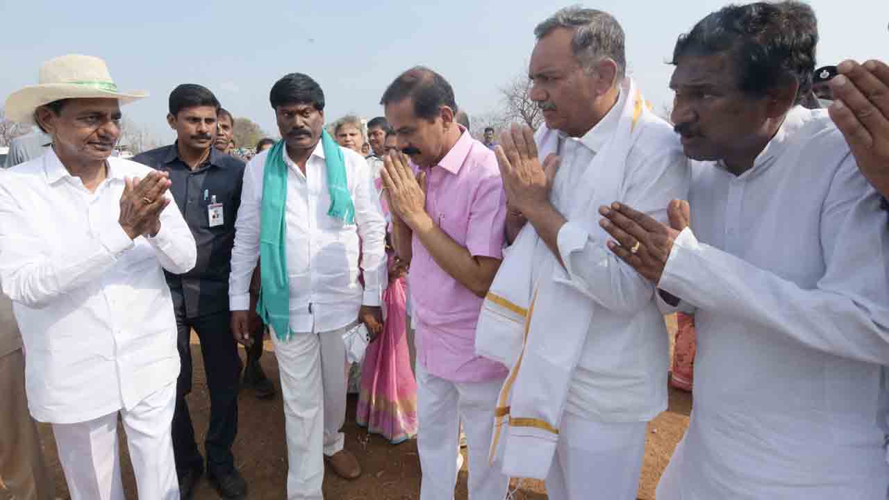 సీఎం కేసీఆర్‌కు నేతల స్వాగతం