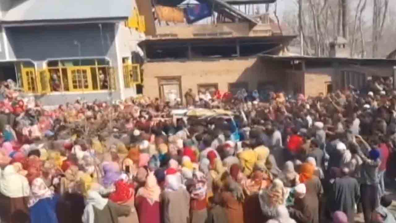 Woman Body Chopped |  మహిళను హత్య చేసి ముక్కలుగా నరికివేత.. నిందితుడ్ని ఉరి తీయాలంటూ భారీ నిరసన