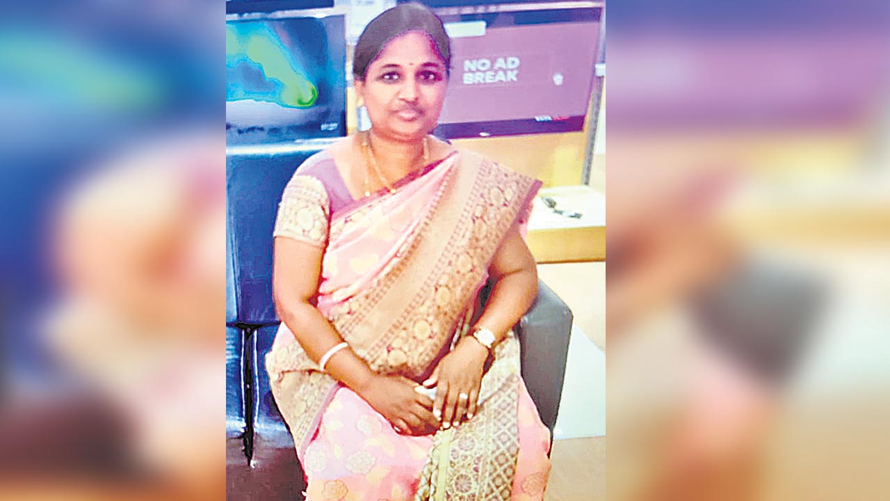 బైక్‌ను ఢీకొట్టిన లారీ.. మహిళ మృతి