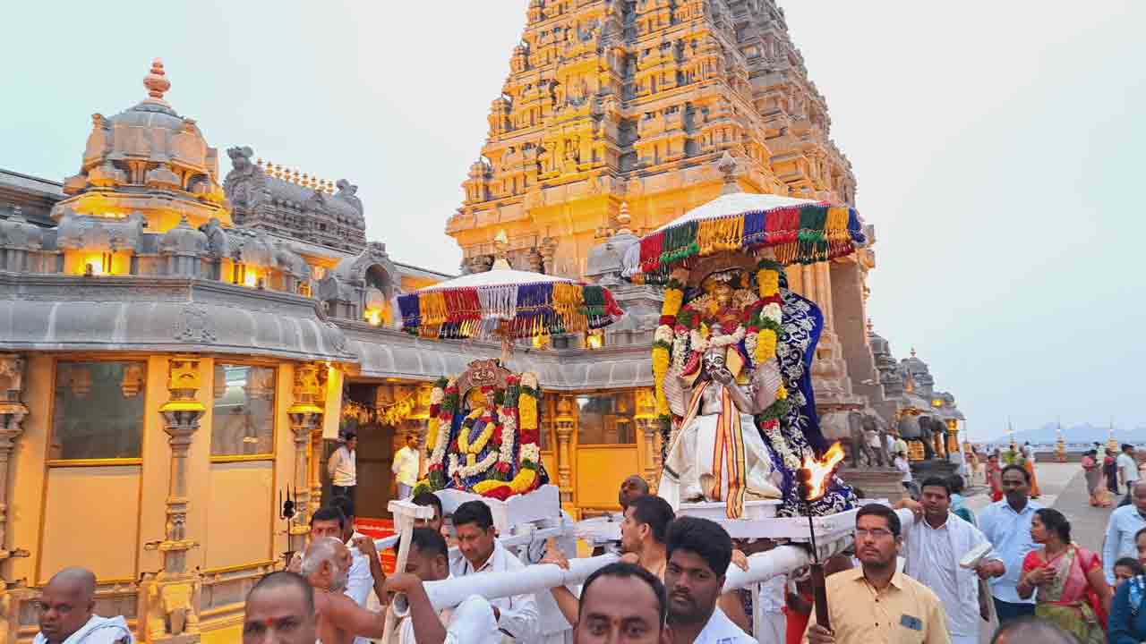 యాదగిరీశుడికి వైభవంగా దర్బార్‌ సేవ