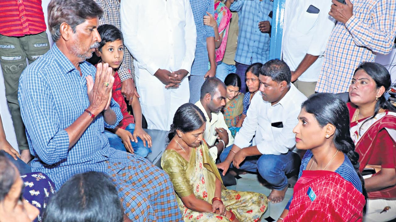 మీకు చేతులెత్తి మొక్కుతున్నా.. రాజకీయం వద్దు.. మా కొడుకు ఆత్మహత్యకు పేపర్ లీక్తో సంబంధం లేదు..
