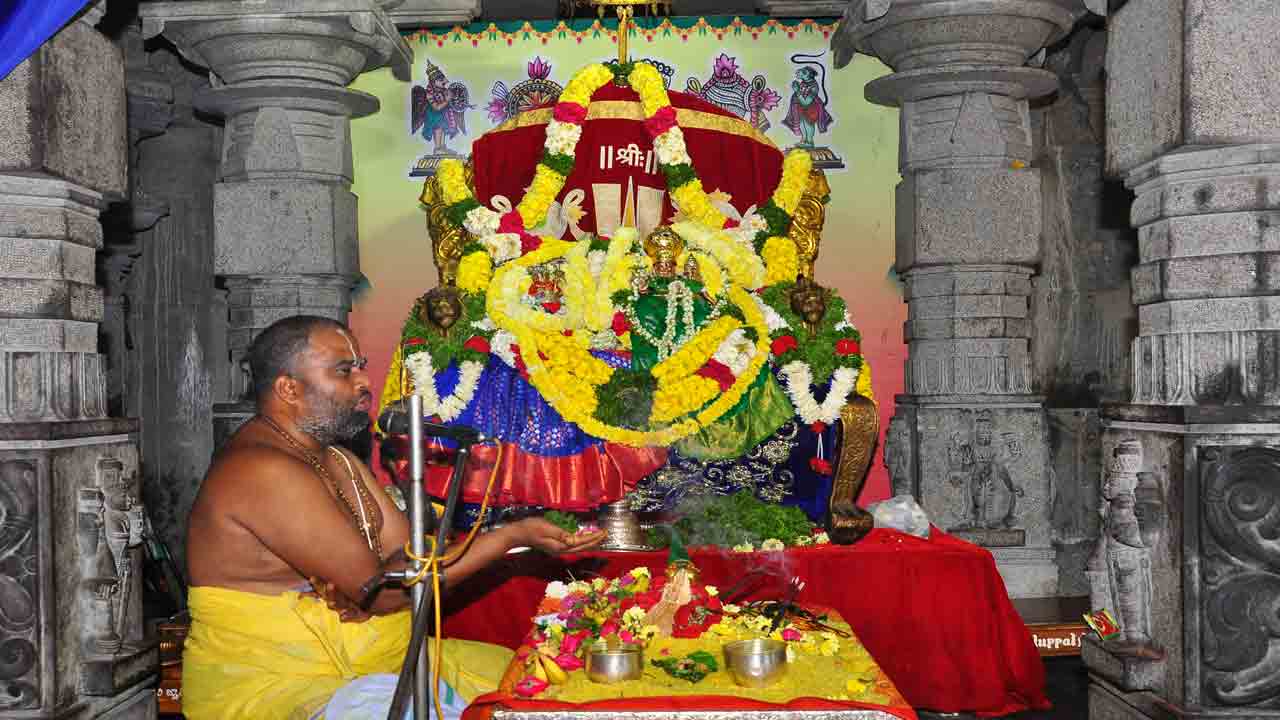 గుట్టలో వైభవంగా కల్యాణోత్సవం