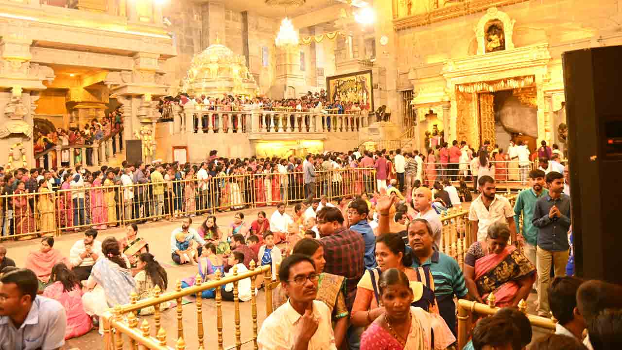 యాదగిరిగుట్టకు పోటెత్తిన భక్తులు