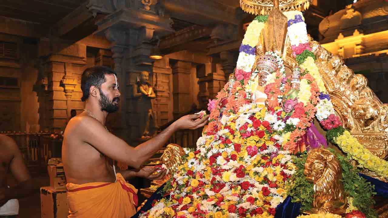 గుట్టలో వైభవంగా లక్ష పుష్పార్చన