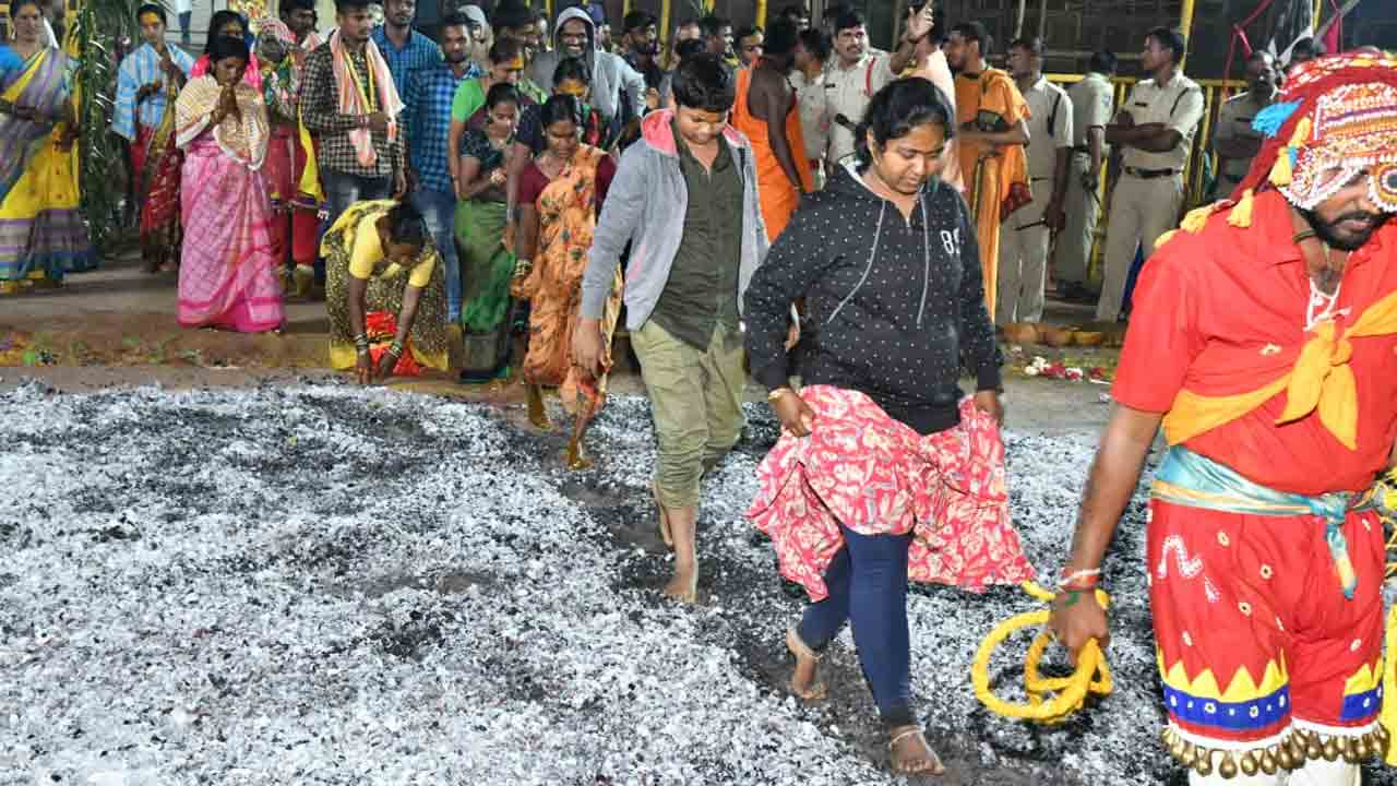 Komuravelli Mallanna | భక్తిశ్రద్ధలతో కొమురవెల్లి మల్లన్న అగ్ని గుండాలు