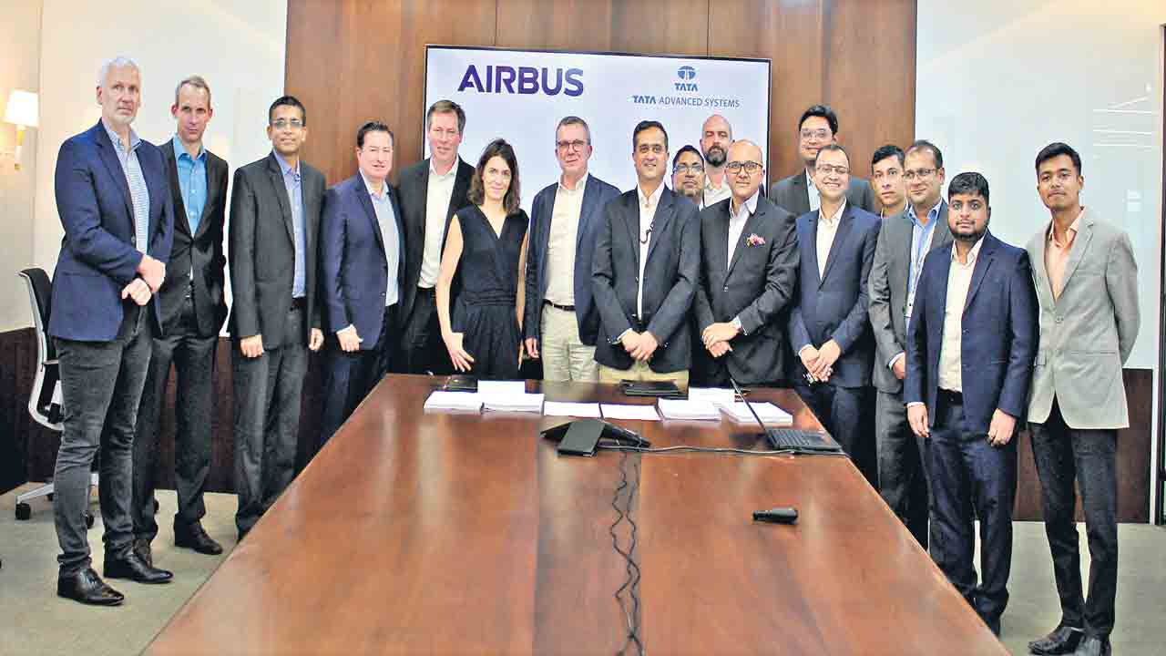 హైదరాబాద్‌లో కార్గో విమాన డోర్లు