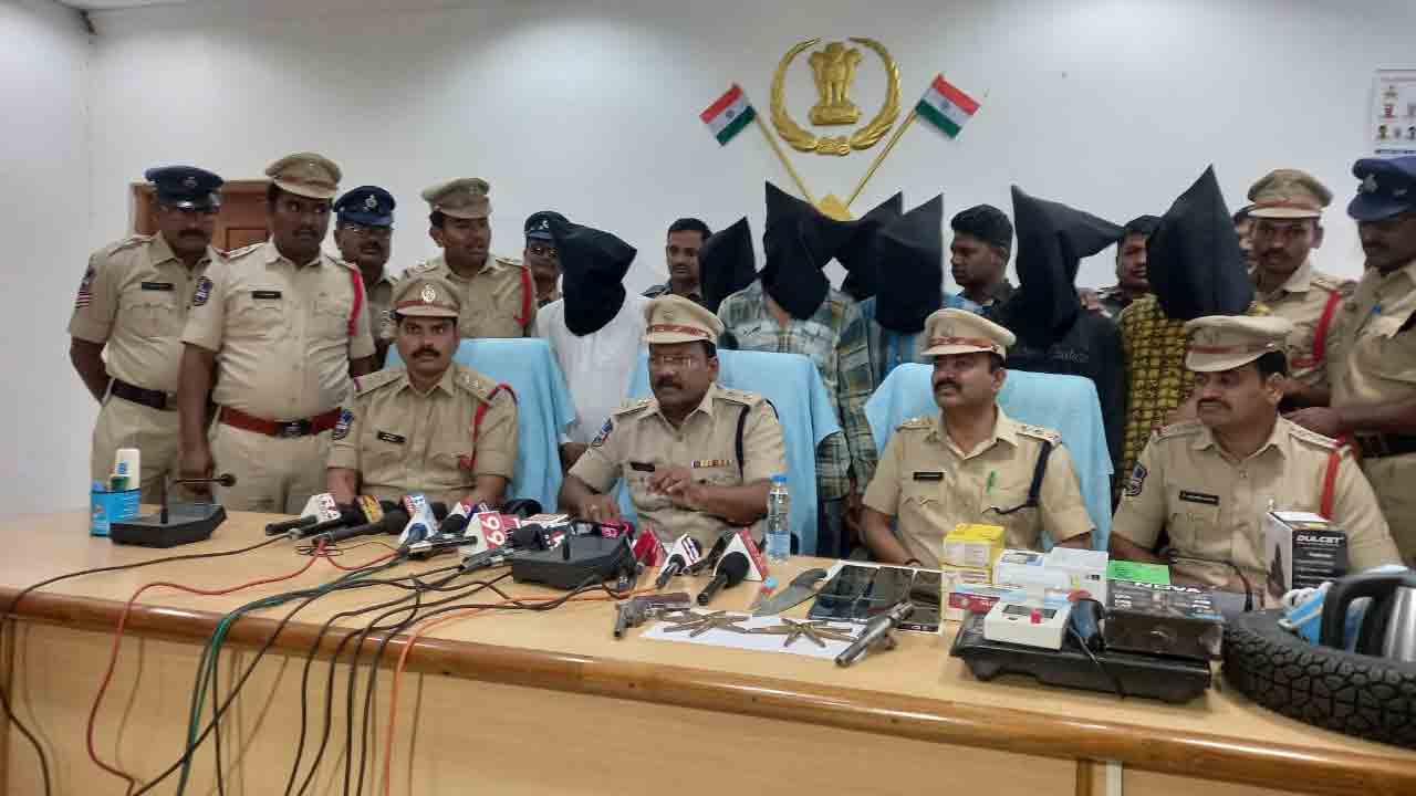 Robbery Gang Arrest | దారి దోపిడీ ముఠా సభ్యుల అరెస్ట్‌..తపంచాలు, కత్తులు స్వాధీనం