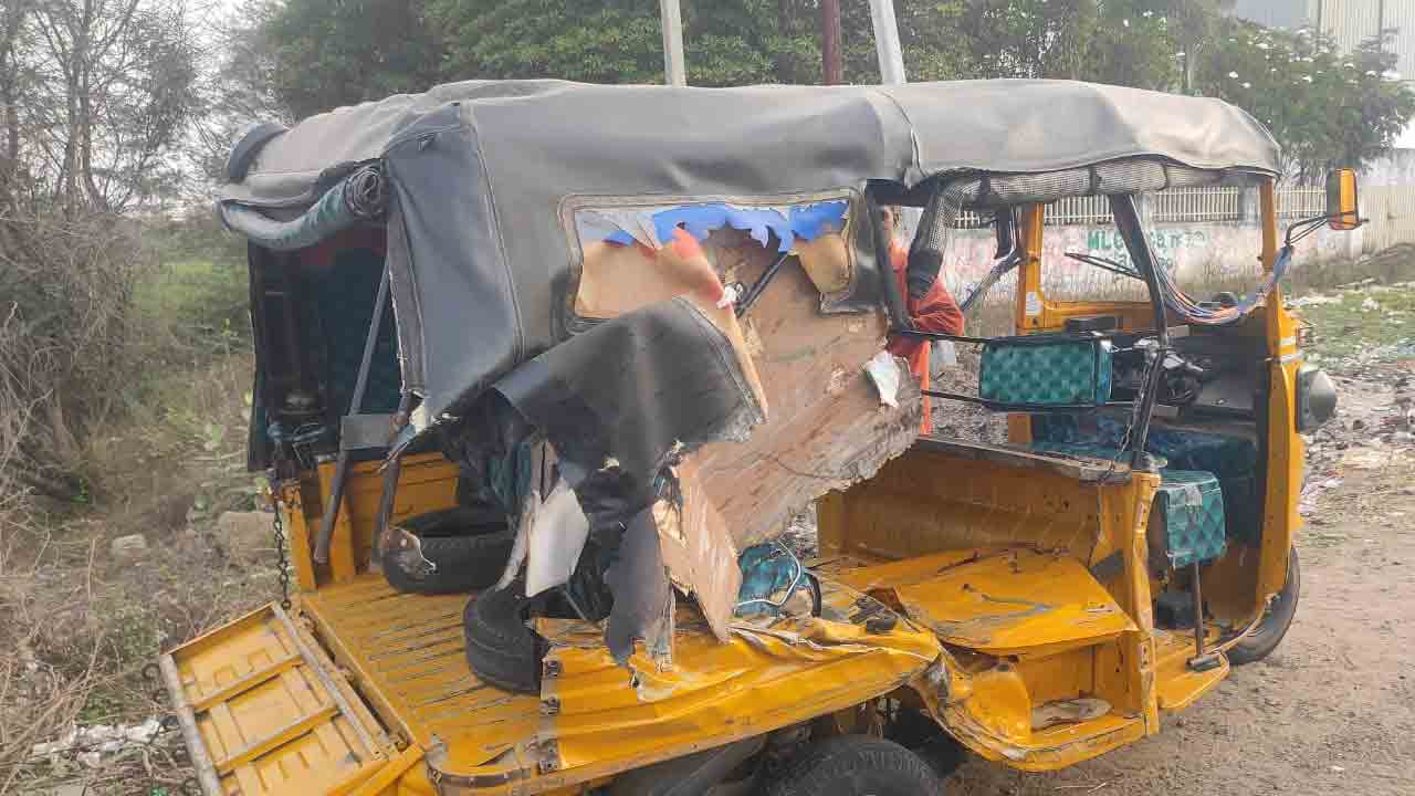 Accident | కూలీల ఆటోను ఢీ కొట్టిన కారు .. చికిత్స పొందుతూ ఇద్దరి మృతి