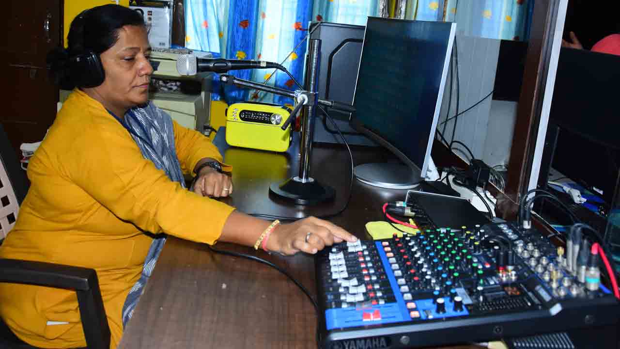 Awaaz FM 90.4 |  ఇందులో మహిళలే రేడియో జాకీలు.. గృహిణులే యాంకర్లు