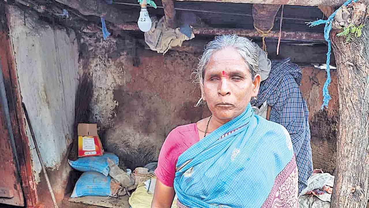 ఆమె ముందు అందరూ అంధులే..