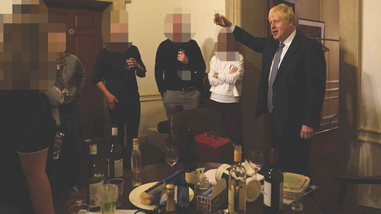 Boris Johnson: లాక్‌డౌన్‌లో బోరిస్ జాన్స‌న్ మందుపార్టీ.. ఫోటోలు రిలీజ్