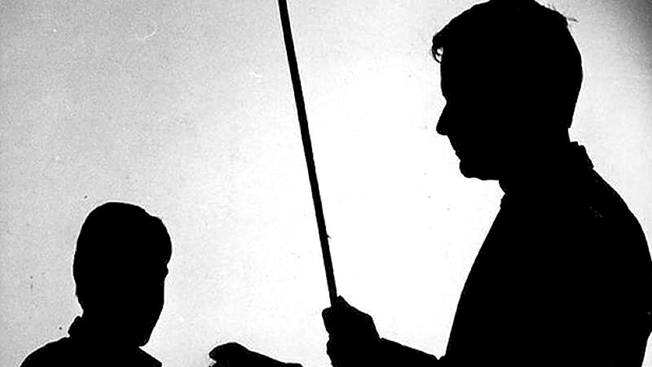 నీళ్లు తాగాడని దళితుడిని చితకబాదిన టీచర్‌