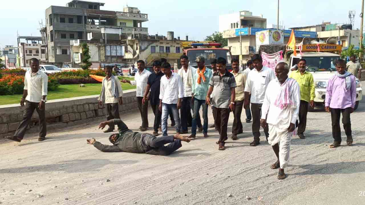 BRS | బీఆర్‌ఎస్‌ మళ్లీ అధికారంలోకి రావాలని యాదగిరి గుట్టకు పొర్లు దండలు