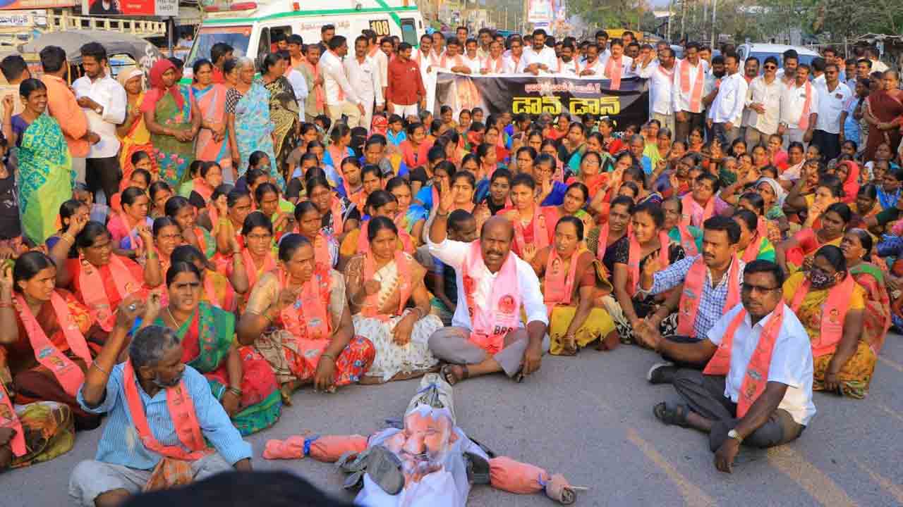 నకిరేకల్‌లో బండి దిష్టిబొమ్మ దహనం