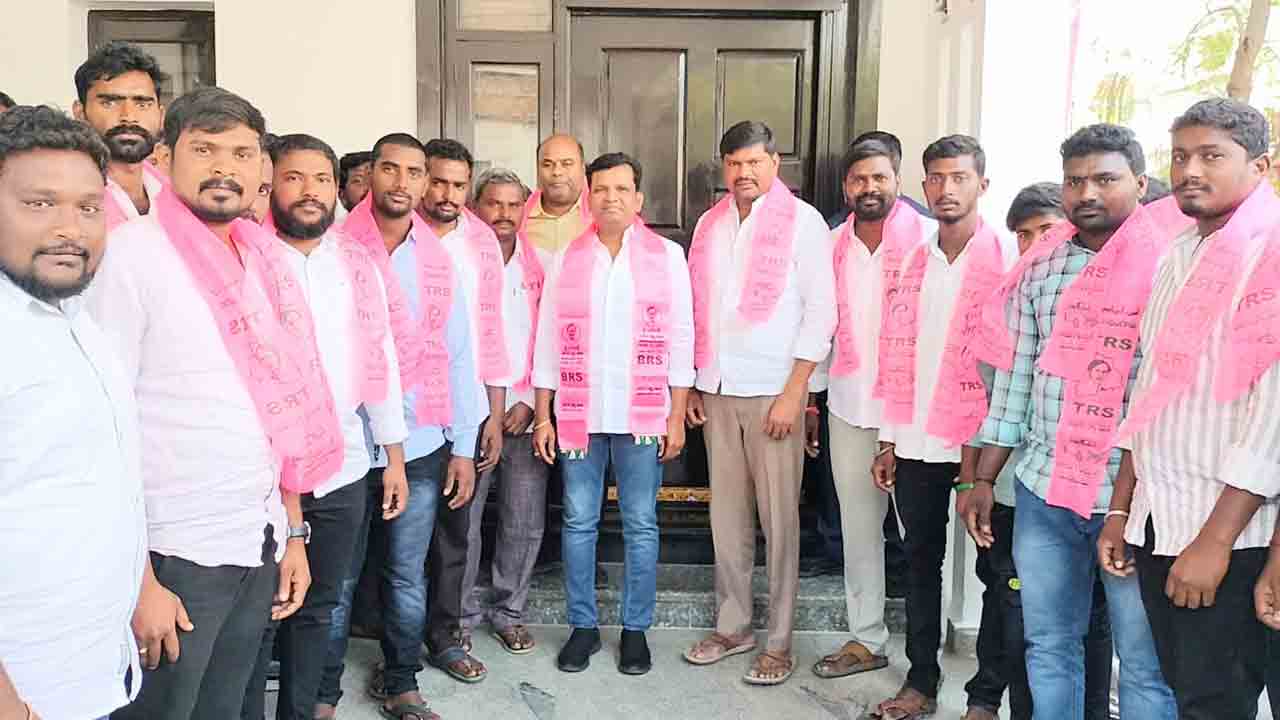 ఎమ్మెల్యే గాదరి కిశోర్‌ సమక్షంలో బీఆర్‌ఎస్‌లోచేరికలు