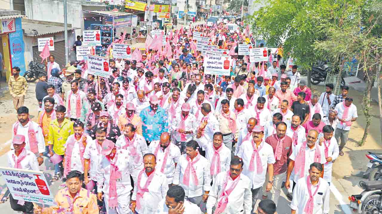 కొండక్కిన బండ.. రోడ్డెక్కిన జనం