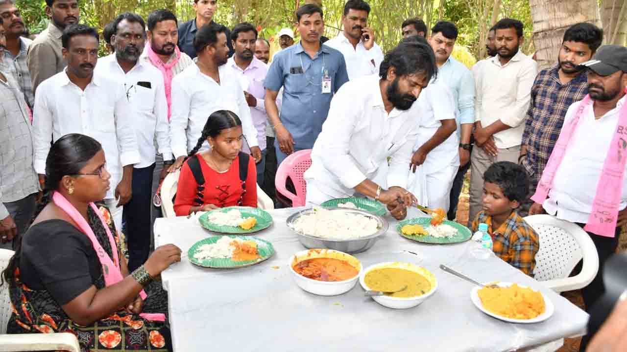 Minister Srinivas Goud | మంత్రి శ్రీనివాస్ గౌడ్ గొప్ప మ‌న‌సు.. కార్య‌క‌ర్త కుటుంబంతో క‌లిసి భోజ‌నం