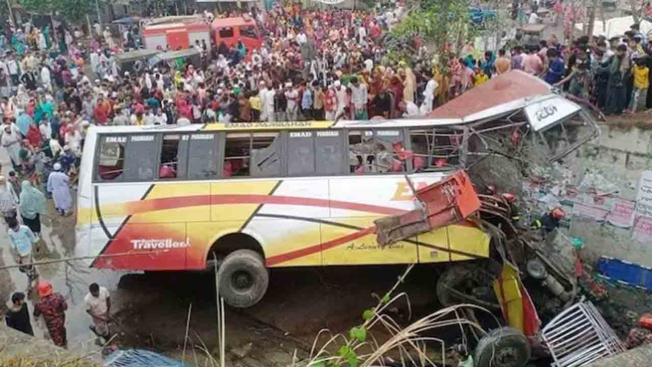 Bus accident | కాలువలో పడిన బస్సు.. 16 మంది మృతి, 30 మందికి గాయాలు
