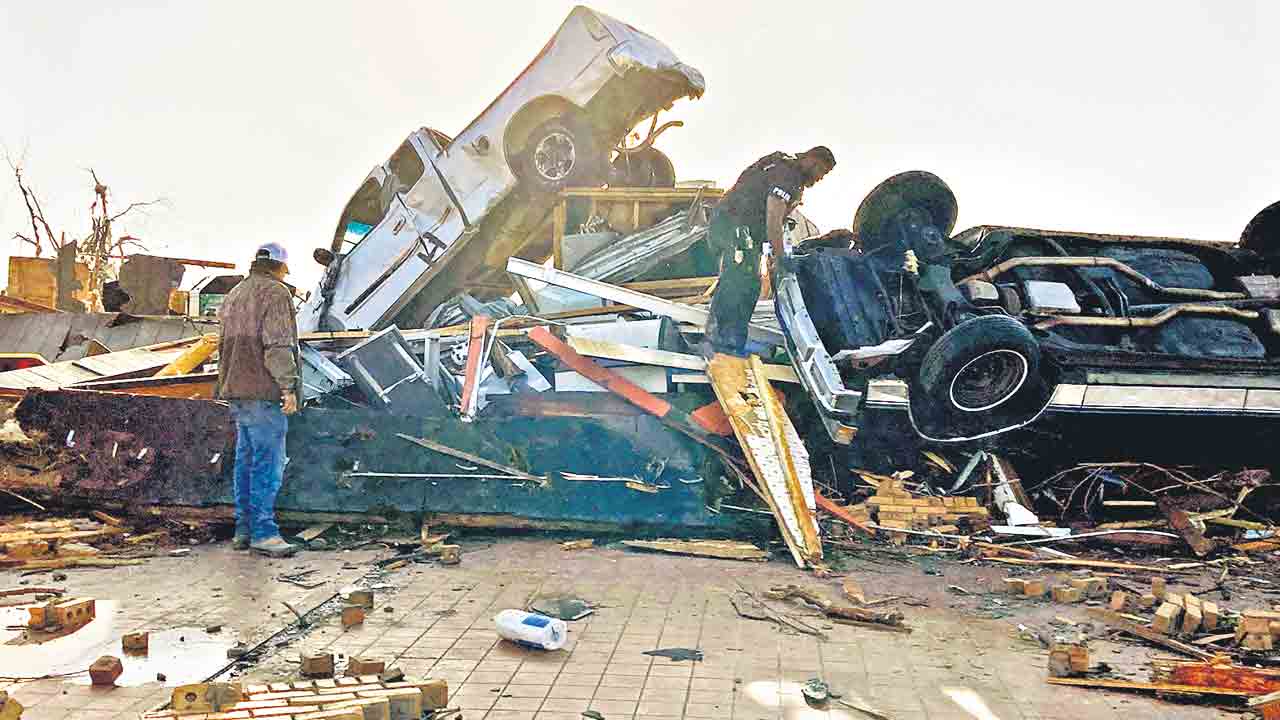 టోర్నడో బీభత్సం.. 23 మంది మృతి