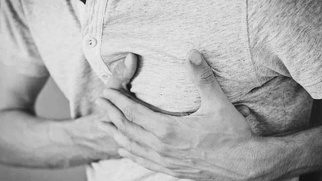 Hyderabad | బ్యాడ్మింట‌న్ ఆడుతూ స్టేడియంలోనే కుప్ప‌కూలిన యువకుడు