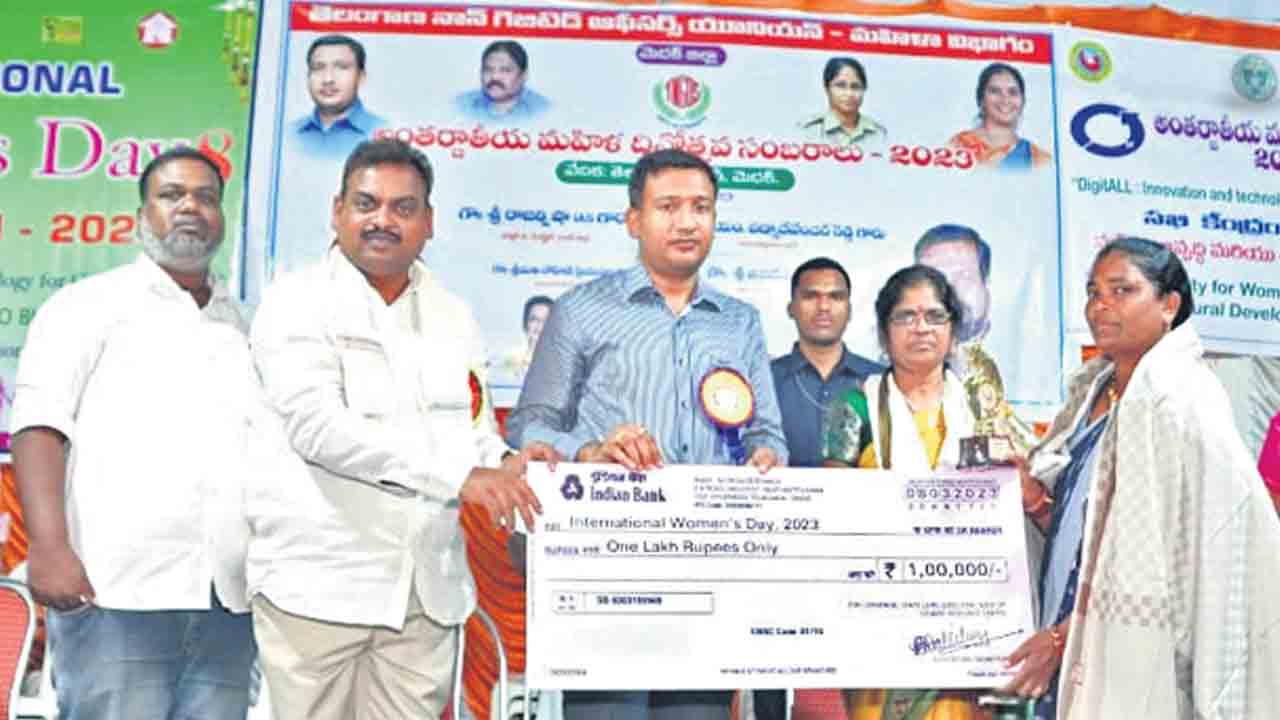 సమాజాభివృద్ధిలో మహిళల పాత్ర కీలకం