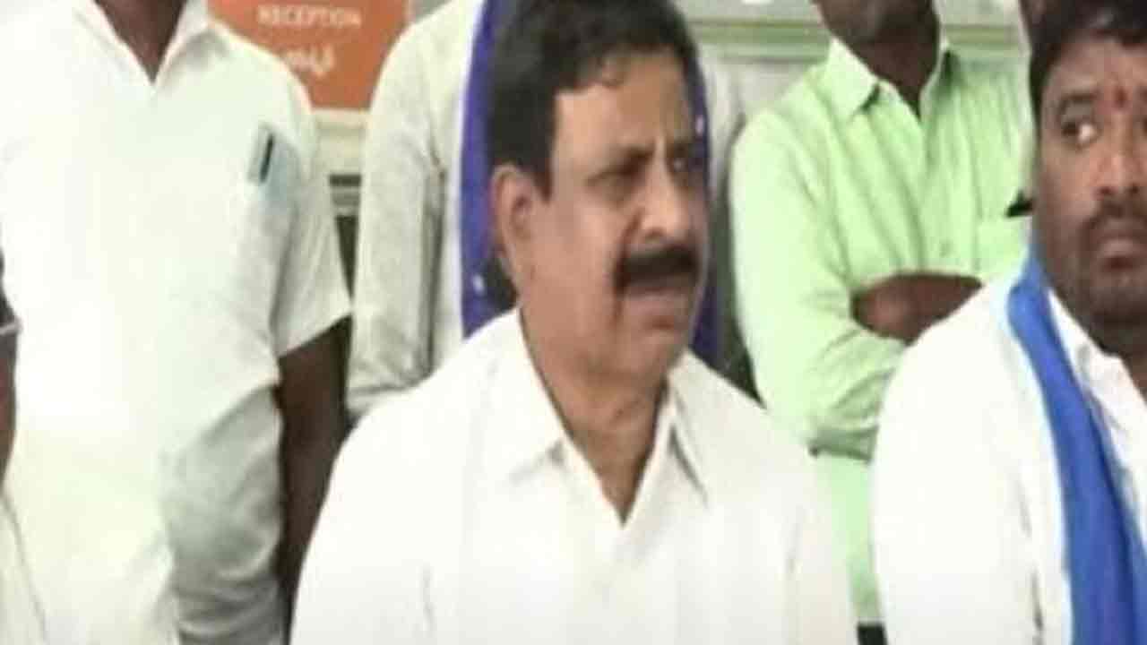 కోమటిరెడ్డిపై చర్యలు తీసుకోండి