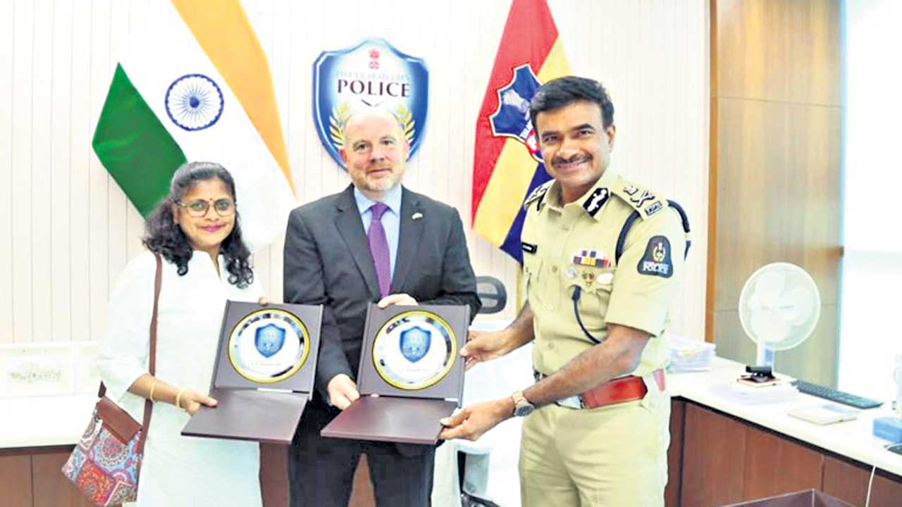 సీసీసీని సందర్శించిన విదేశీ ప్రతినిధులు