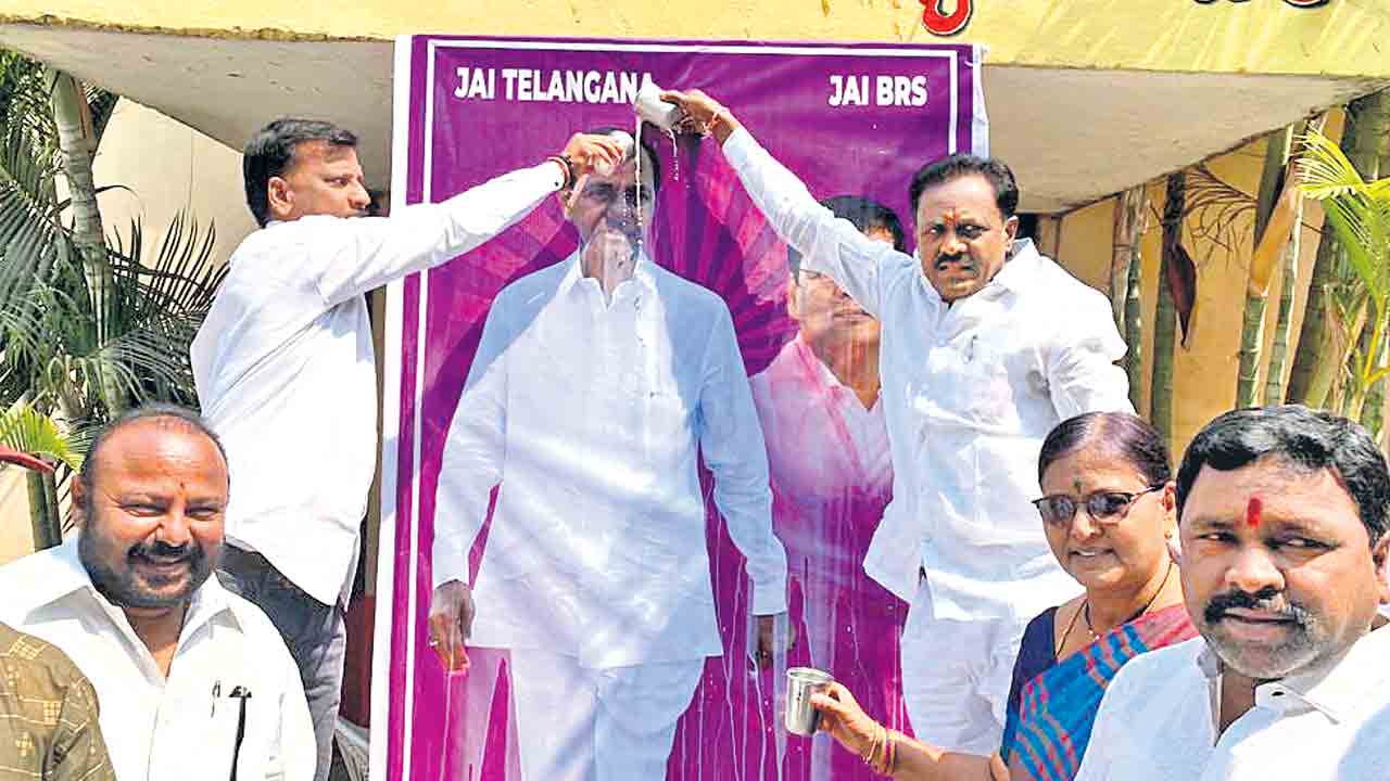 వీర తిలకం దిద్ది.. క్షీరాభిషేకం చేసి..