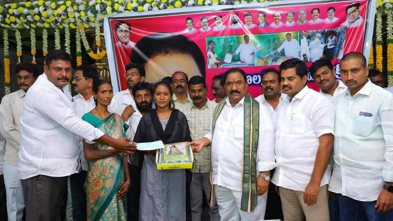 కేసీఆర్‌కు హ్యాట్రిక్‌ ఖాయం