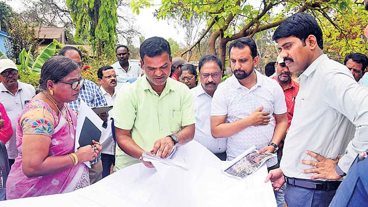 సమస్యలు పరిష్కరిస్తూ పనులు చేపట్టాలి