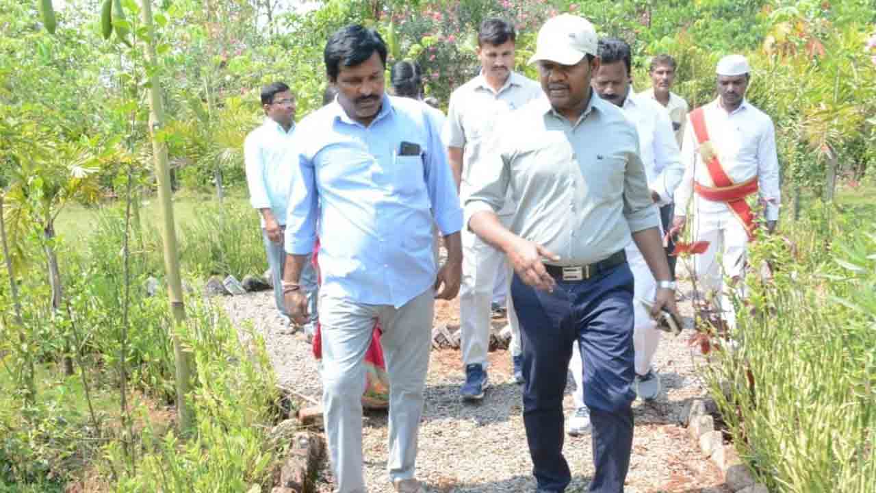 ఎలుకుర్తి హవేలిలో కలెక్టర్‌ పర్యటన