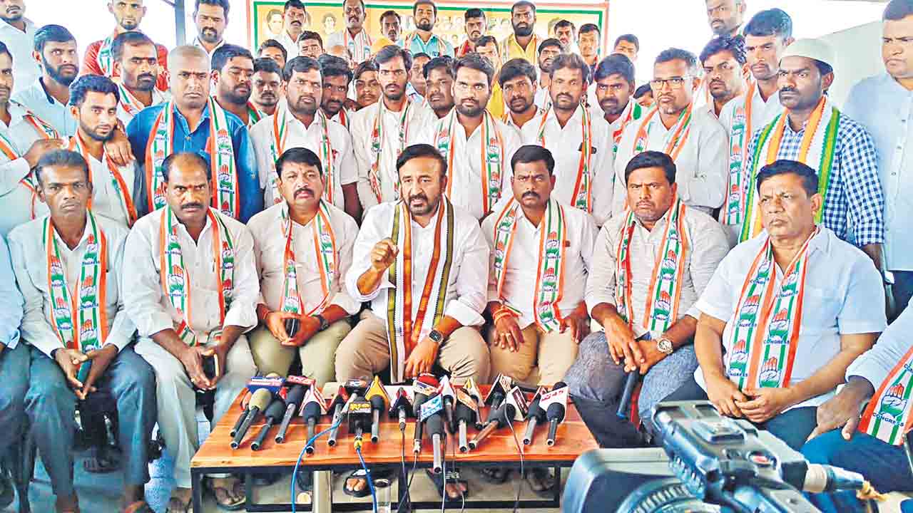 ఎమ్మెల్యే టికెట్లు ఇచ్చే అధికారం షబ్బీర్‌ అలీకి లేదు