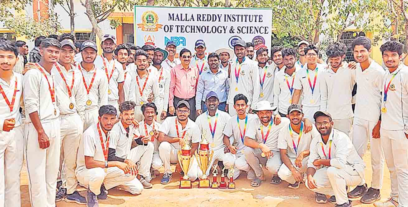 క్రికెట్‌ టోర్నమెంట్‌ విజేత మల్లారెడ్డి