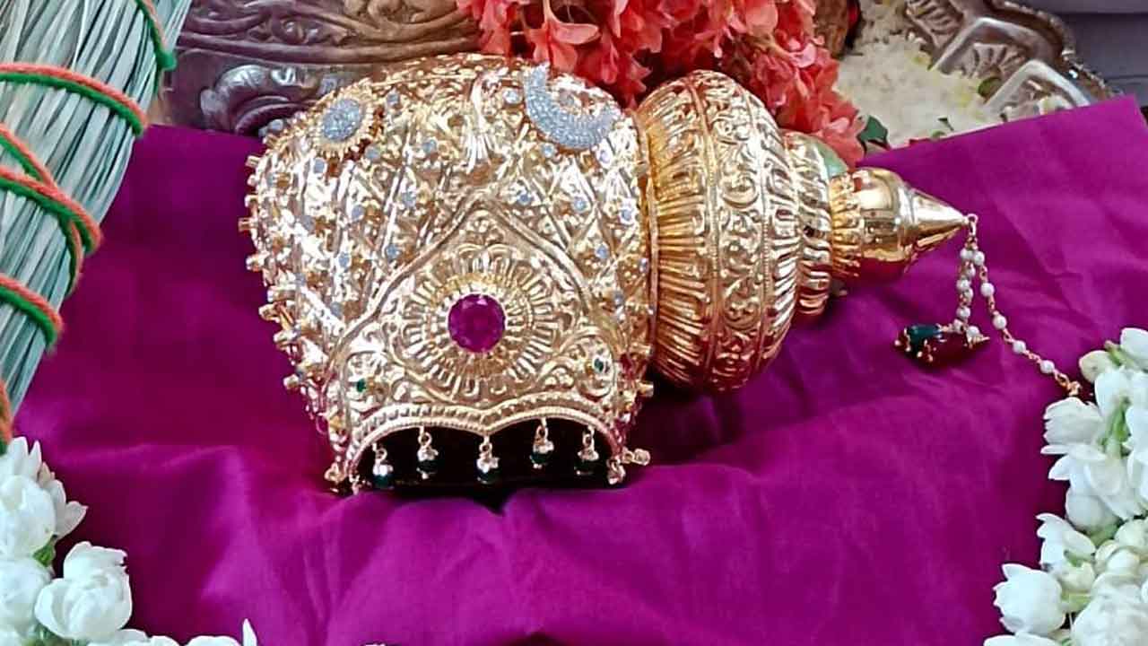 రూ. 15 లక్షల విలువైన స్వర్ణ కిరీటం సమర్పణ