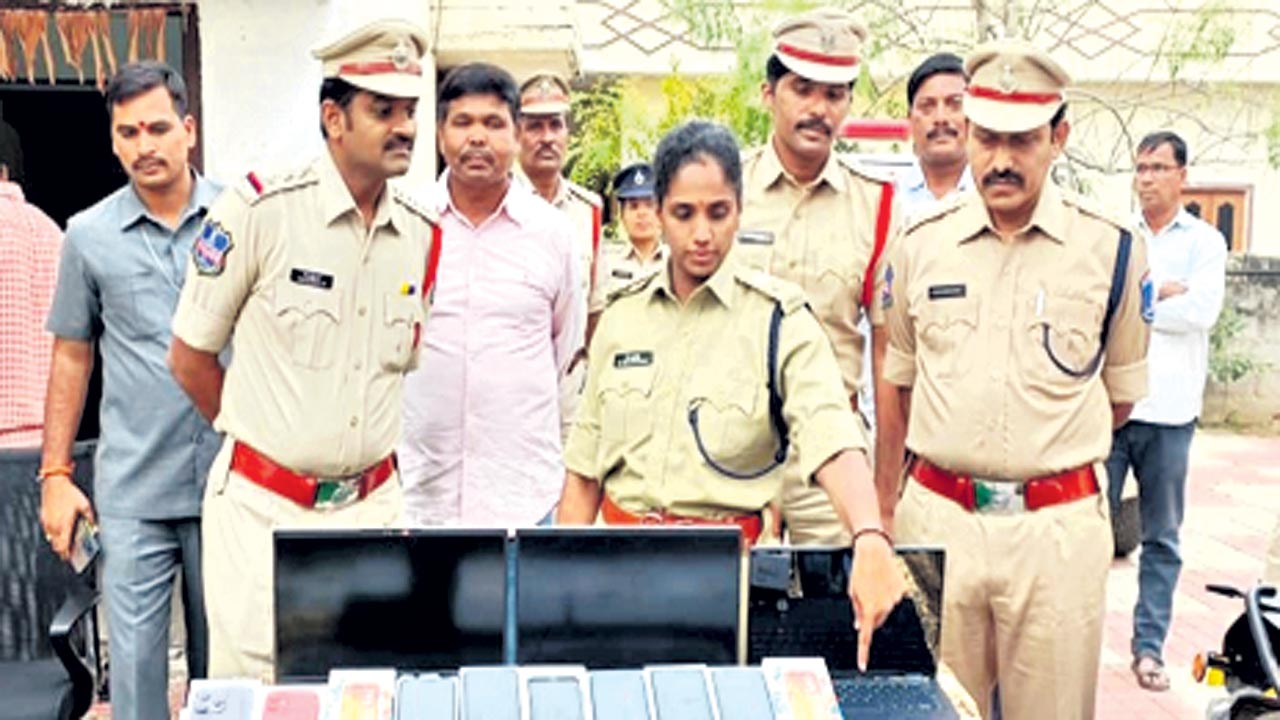 సైబర్‌ నేరగాళ్లు అరెస్ట్‌