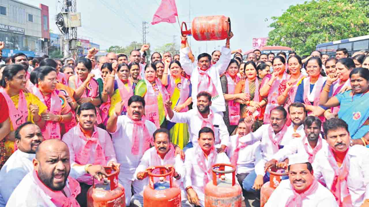 మోదీ దిగాలి.. ధరలు తగ్గాలి