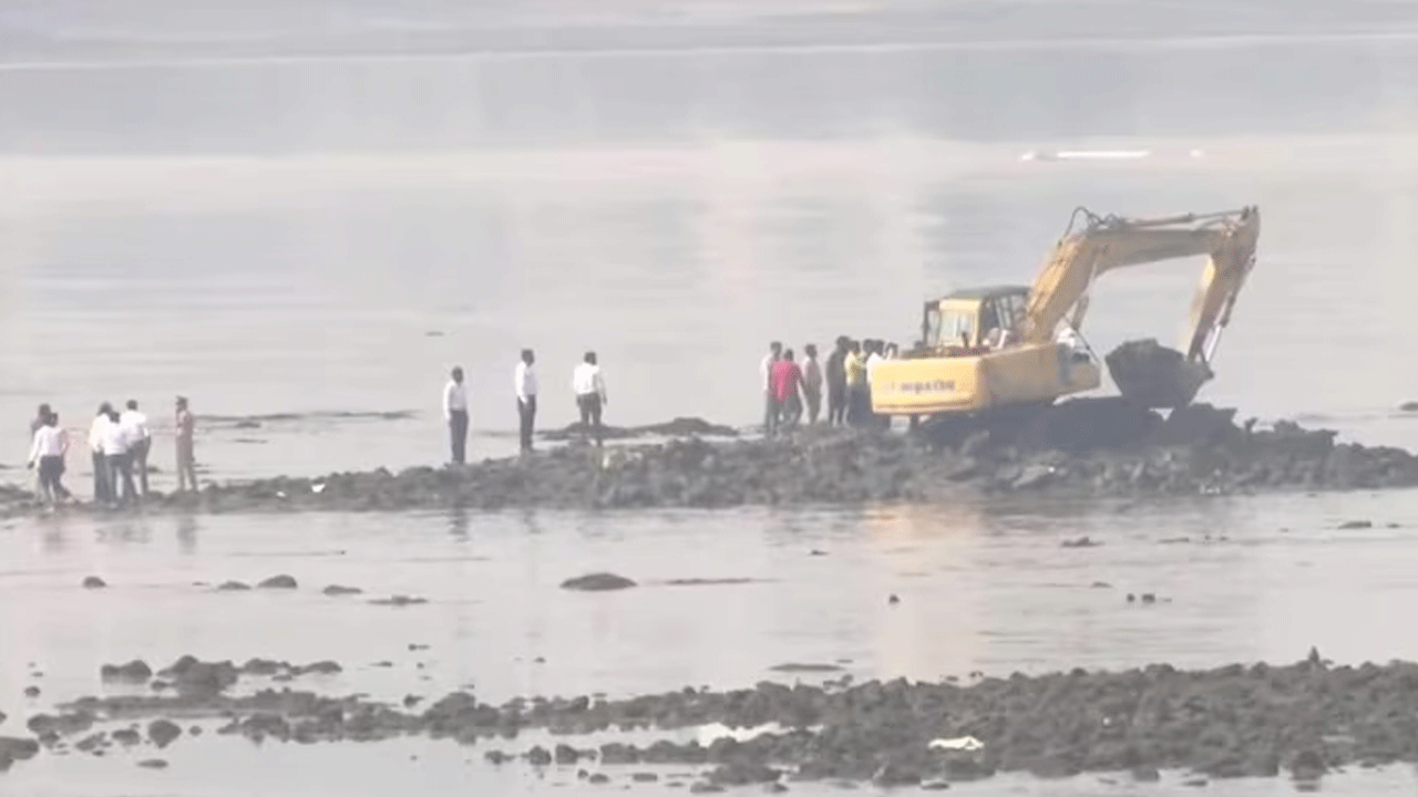 రాజ్ ఠాక్రే వార్నింగ్‌తో ద‌ర్గాను కూల్చివేసిన బీఎంసీ అధికారులు