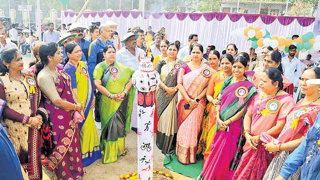 మహిళల అభివృద్ధికి పెద్దపీట