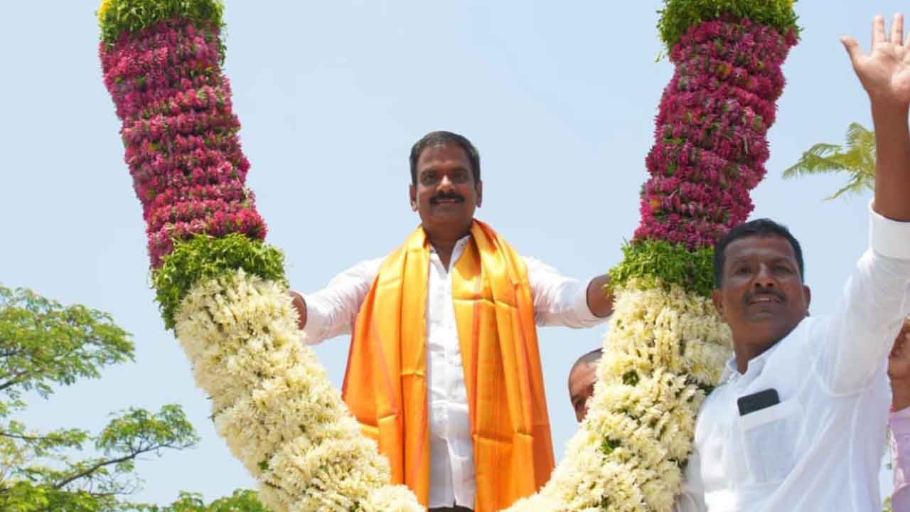 కృష్ణమ్మను పారిస్తాం.. రైతుల పాదాలు కడుగుతాం