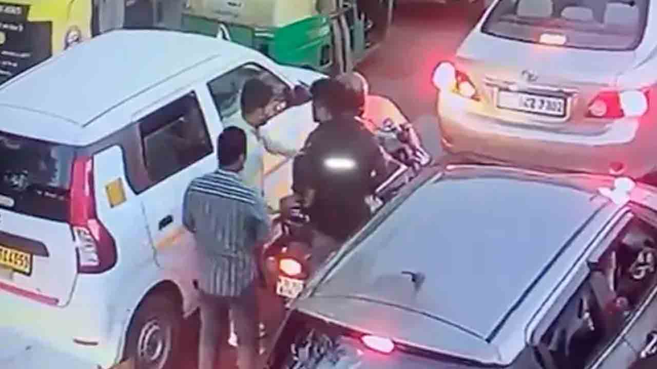 Robbery | నడిరోడ్డుపై.. ట్రాఫిక్ సిగ్నల్ వద్ద భారీ దోపిడీ.. దోచుకున్నదెంతంటే?