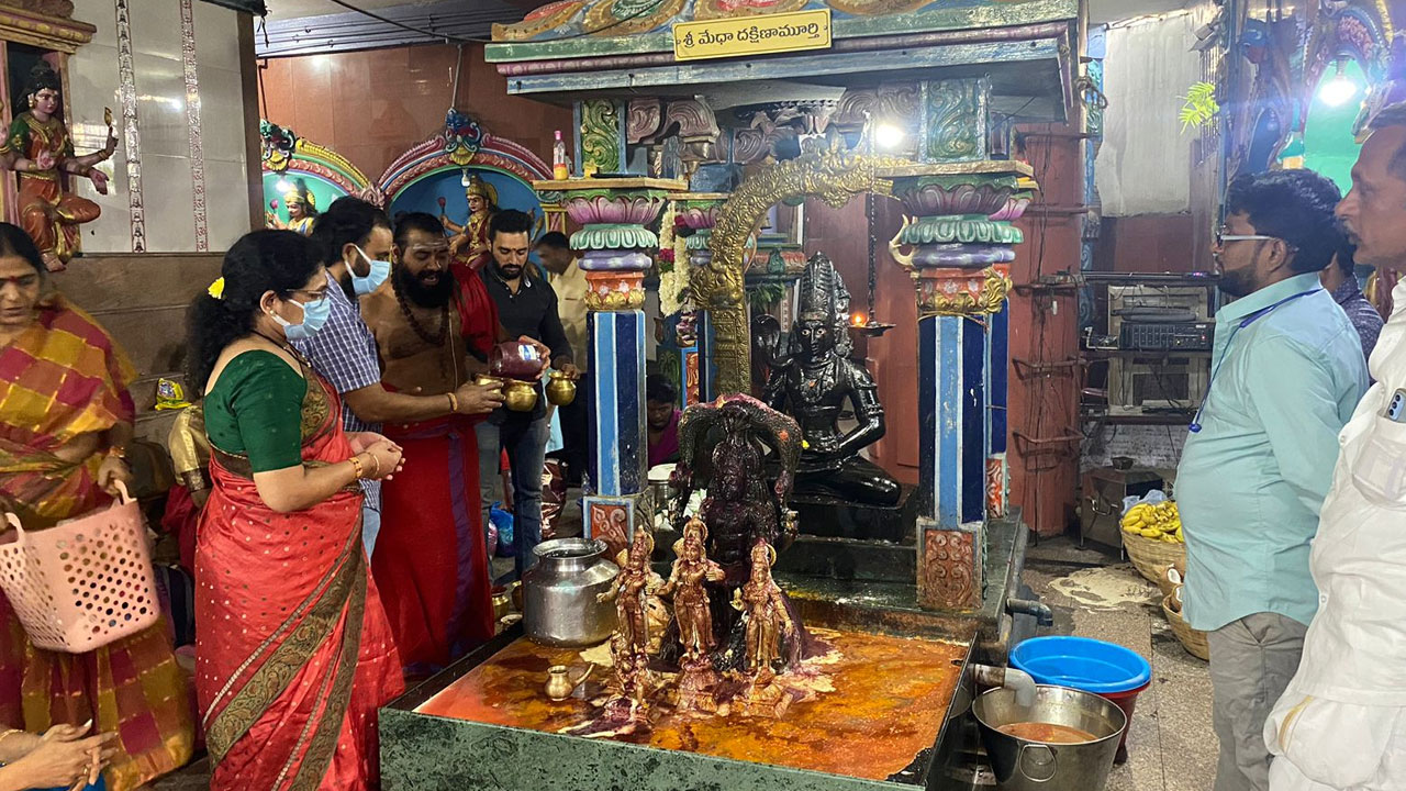 Dhakshinamurty Abhishekam: ద‌క్షిణామూర్తికి ఘ‌నంగా అభిషేకం