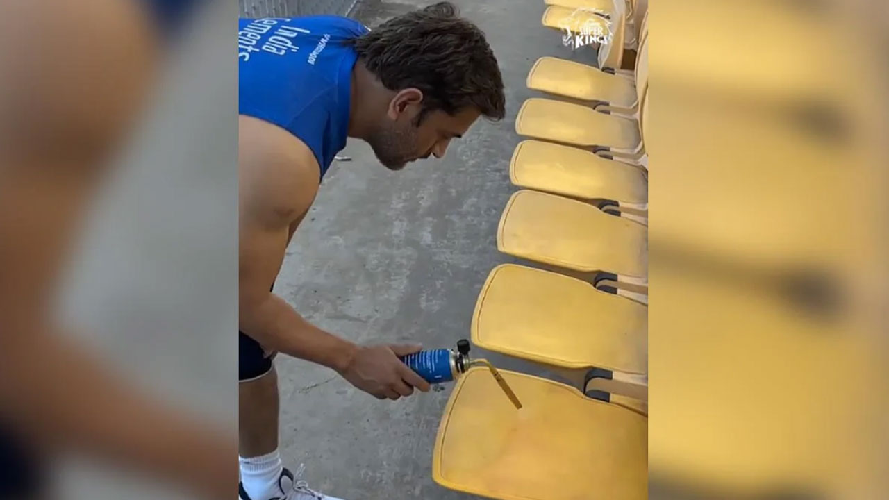 MS Dhoni: స్టేడియంలో కుర్చీల‌కు పెయింట్ వేసిన ధోనీ.. వీడియో