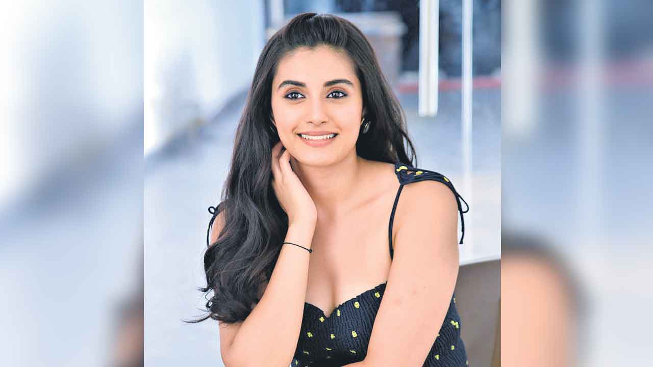 Divaynsha Kaushik |  విజయ్‌ దేవరకొండ ఖుషీ మూవీలో మజిలీ బ్యూటీ