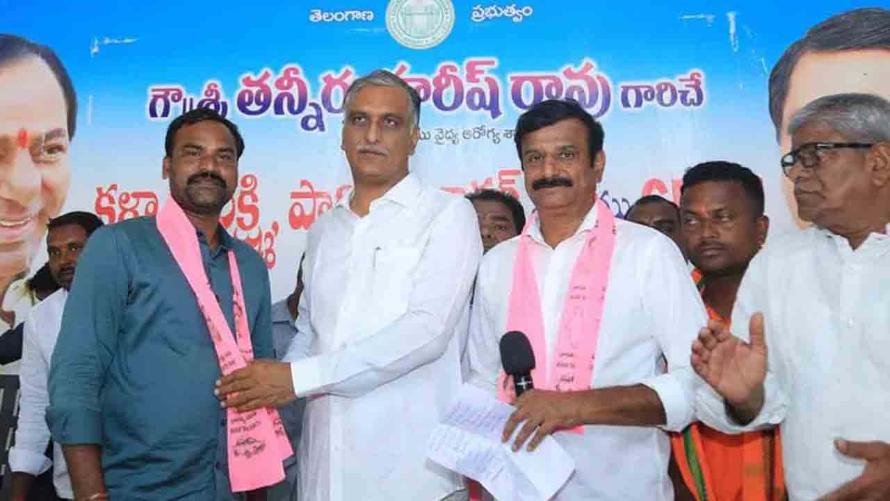 Dubbaka | దుబ్బాకలో బీజేపీకి షాక్‌.. మంత్రి హ‌రీశ్‌రావు స‌మ‌క్షంలో భారీగా చేరిక‌లు