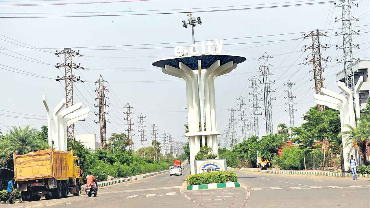 అన్ని రంగాల్లో అగ్రగామిగా.. ప్రగతి దిశగా రంగారెడ్డి జిల్లా పరుగులు