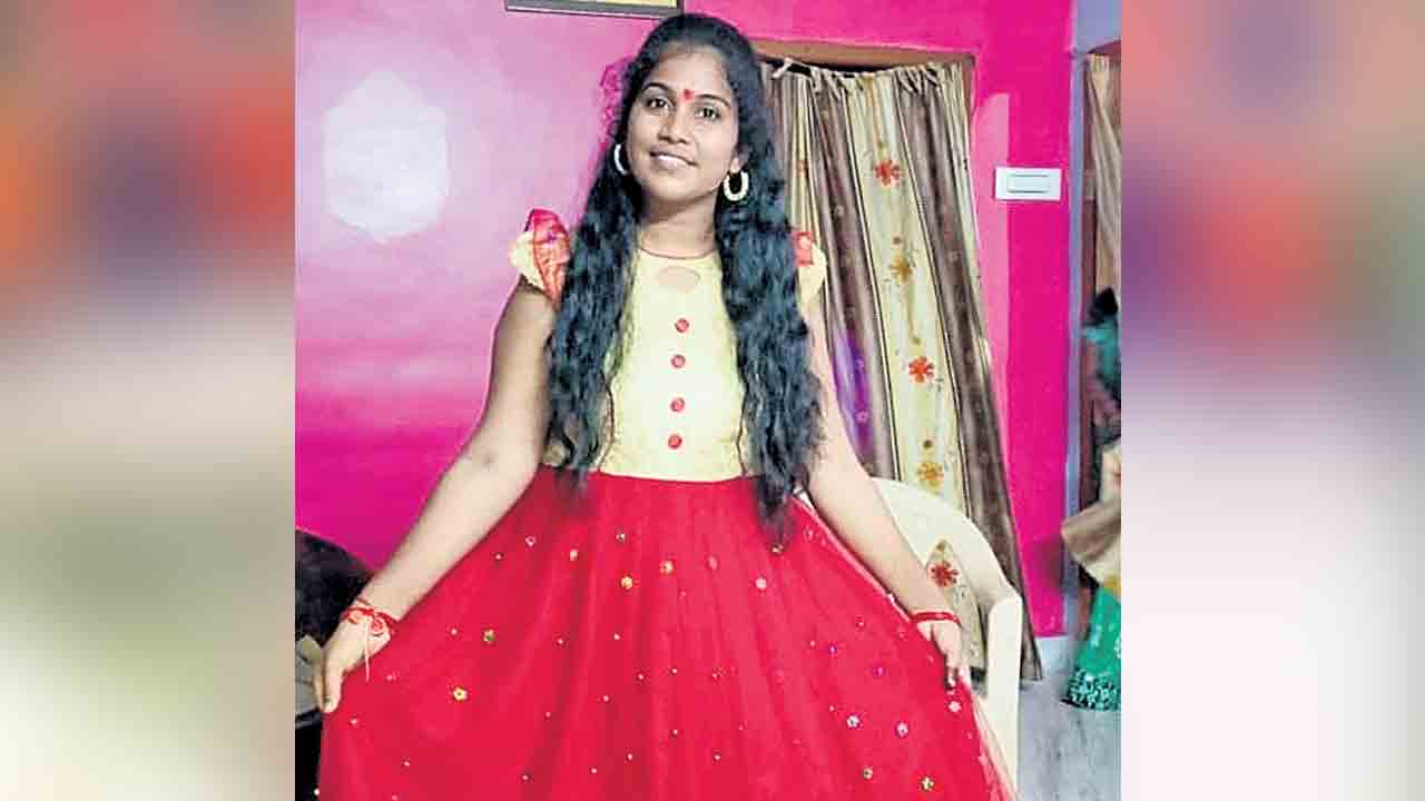 ప్రేమోన్మాదానికి యువతి బలి