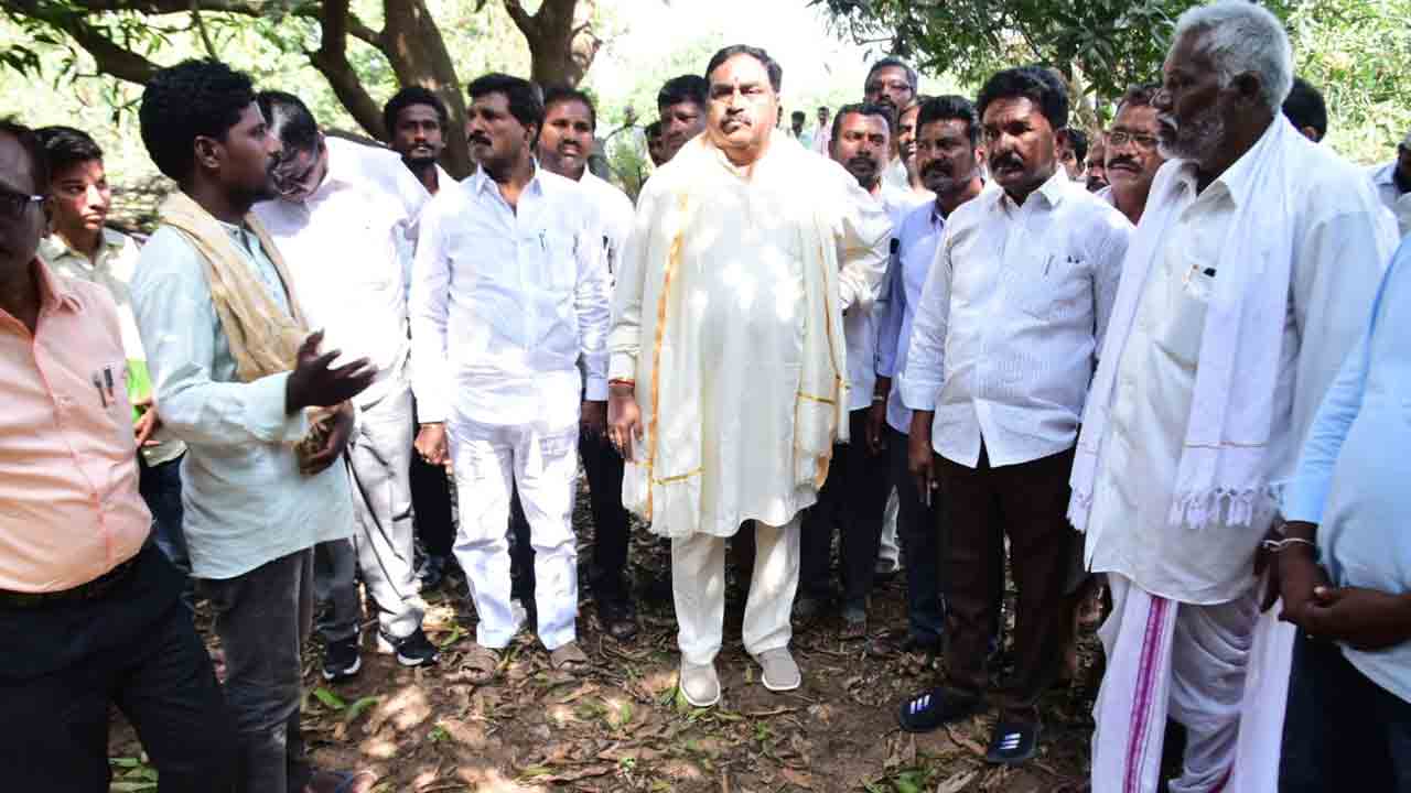 రైతులను అన్నివిధాలుగా ఆదుకుంటాం.. సర్వే నివేదికలు రాగానే పరిహారం అందిస్తాం : మంత్రి ఎర్ర‌బెల్లి ద‌యాక‌ర్ రావు