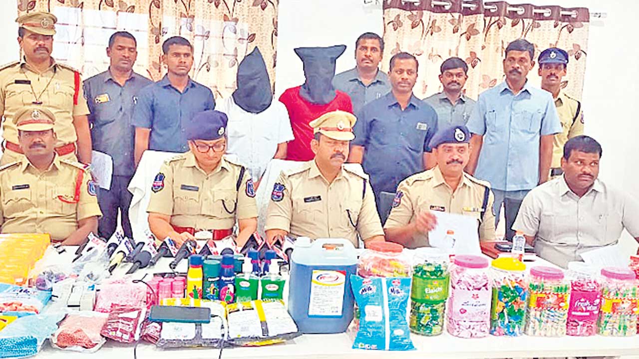 కాలం చెల్లిన ఆహార పదార్థాలను విక్రయిస్తున్న ముఠా అరెస్టు