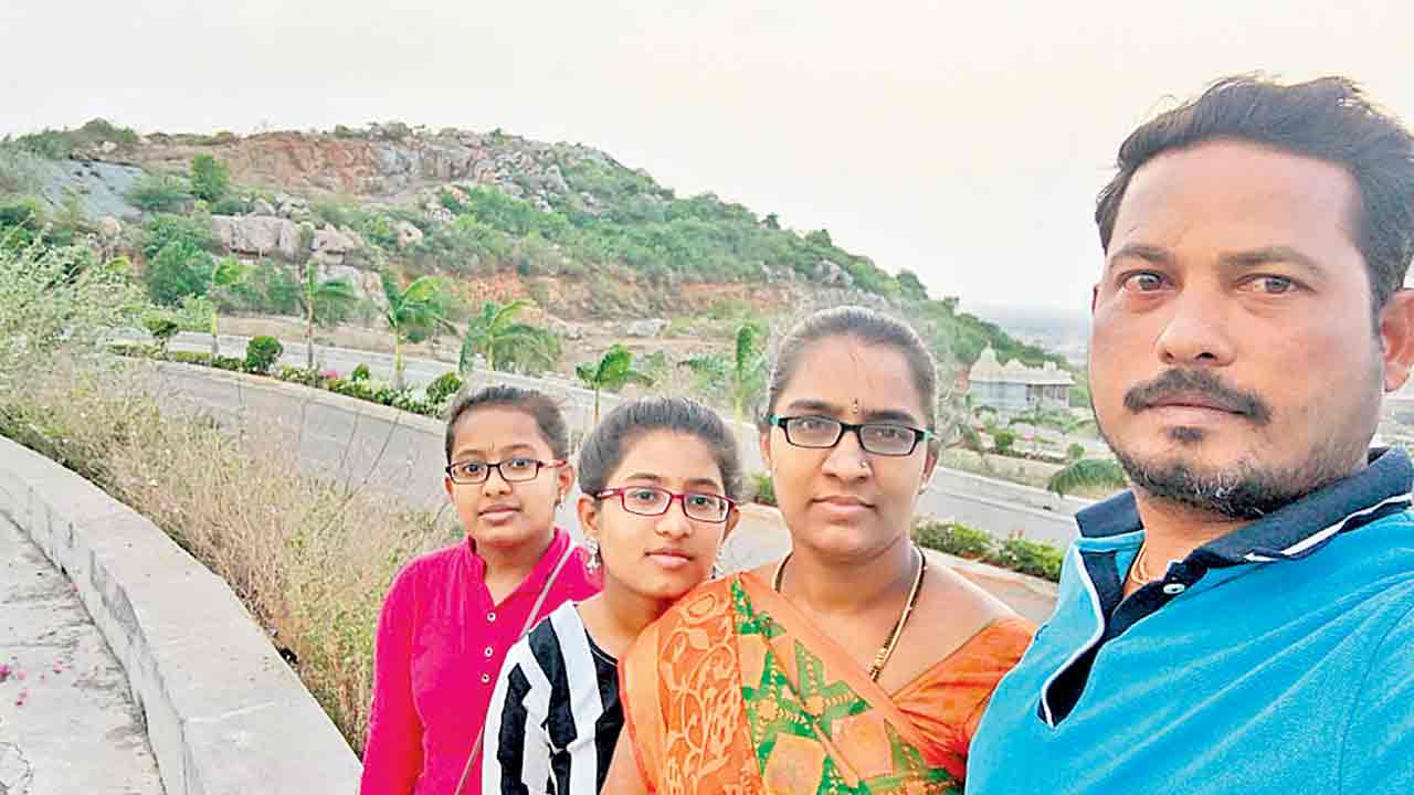 Murder mystery | అమ్మపై శానిటైజర్‌ చల్లి.. నాన్నే నిప్పంటించాడు.. కన్నతండ్రిపై కూతురు ఫిర్యాదు