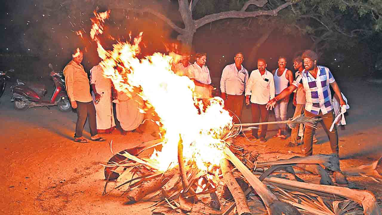 భక్తిశ్రద్ధలతో కాముని దహనం